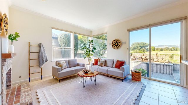 1916 Falcon Ridge Dr, Petaluma, CA 94954