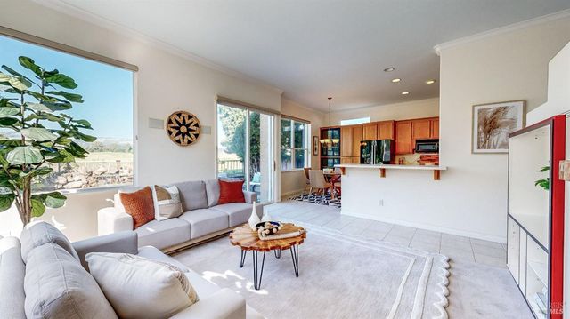 1916 Falcon Ridge Dr, Petaluma, CA 94954