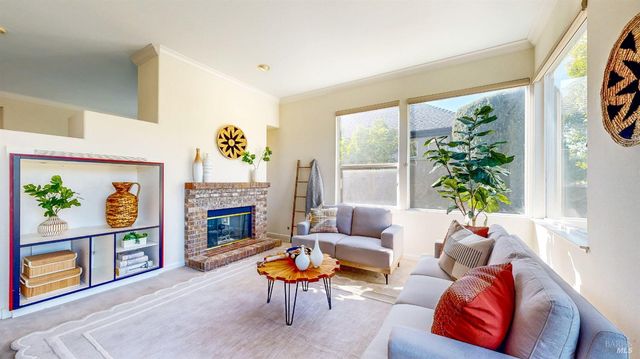 1916 Falcon Ridge Dr, Petaluma, CA 94954