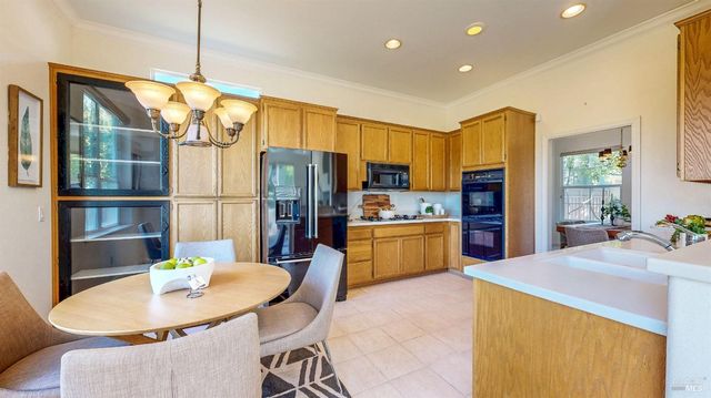 1916 Falcon Ridge Dr, Petaluma, CA 94954