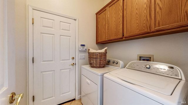 1916 Falcon Ridge Dr, Petaluma, CA 94954