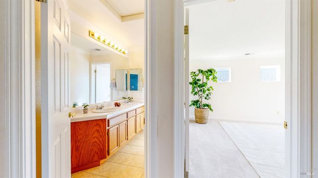 1916 Falcon Ridge Dr, Petaluma, CA 94954