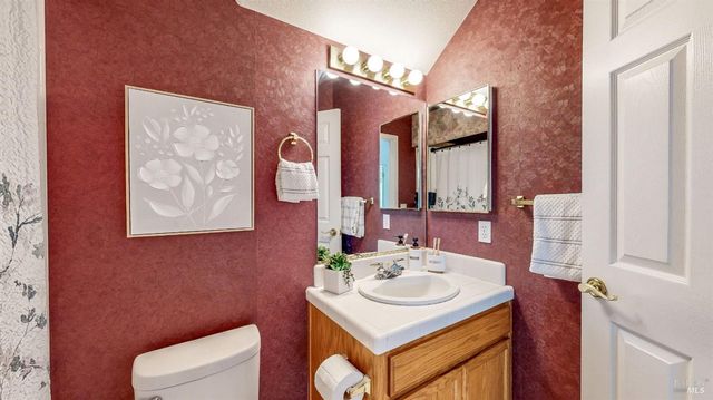 1916 Falcon Ridge Dr, Petaluma, CA 94954