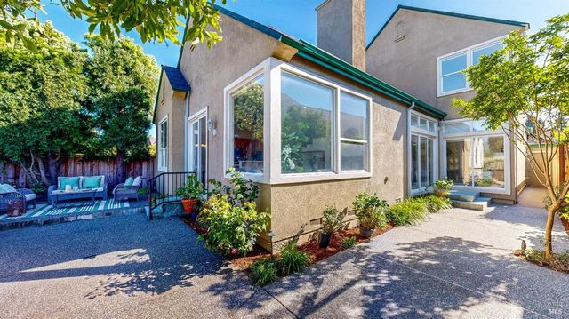 1916 Falcon Ridge Dr, Petaluma, CA 94954