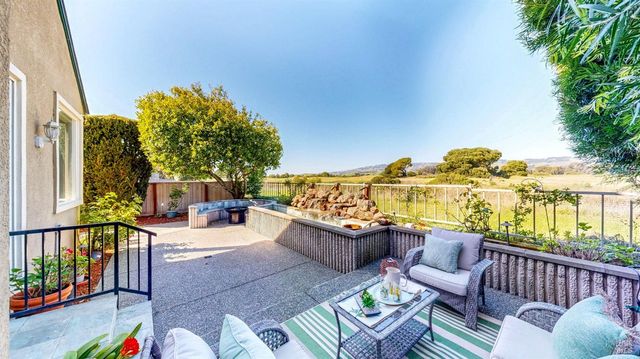 1916 Falcon Ridge Dr, Petaluma, CA 94954