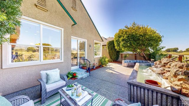 1916 Falcon Ridge Dr, Petaluma, CA 94954