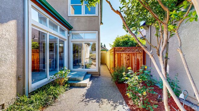 1916 Falcon Ridge Dr, Petaluma, CA 94954