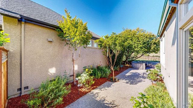1916 Falcon Ridge Dr, Petaluma, CA 94954