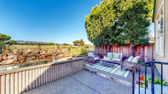 1916 Falcon Ridge Dr, Petaluma, CA 94954