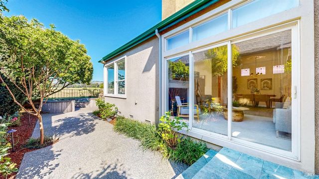 1916 Falcon Ridge Dr, Petaluma, CA 94954