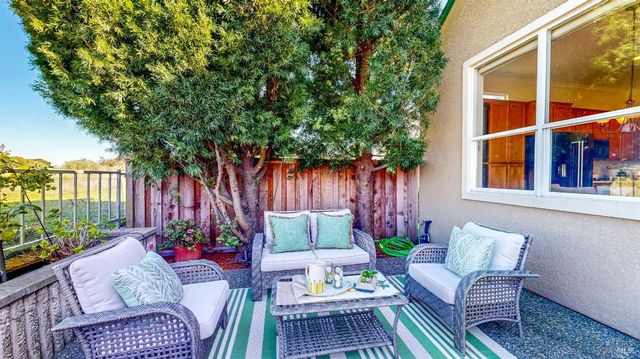 1916 Falcon Ridge Dr, Petaluma, CA 94954