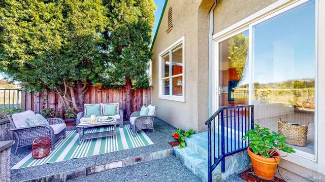 1916 Falcon Ridge Dr, Petaluma, CA 94954