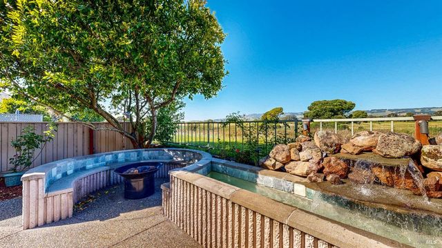 1916 Falcon Ridge Dr, Petaluma, CA 94954