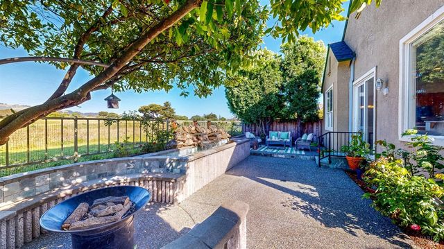 1916 Falcon Ridge Dr, Petaluma, CA 94954