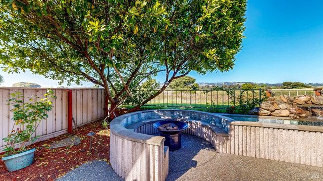 1916 Falcon Ridge Dr, Petaluma, CA 94954