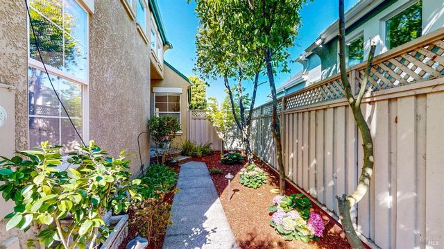 1916 Falcon Ridge Dr, Petaluma, CA 94954