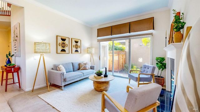 1916 Falcon Ridge Dr, Petaluma, CA 94954