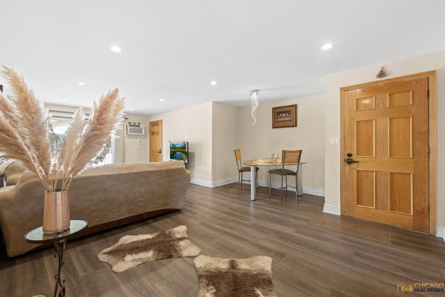 5323 N Delphia Avenue 323W, Chicago, IL 60656