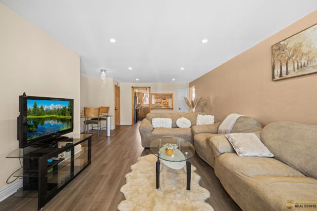 5323 N Delphia Avenue 323W, Chicago, IL 60656