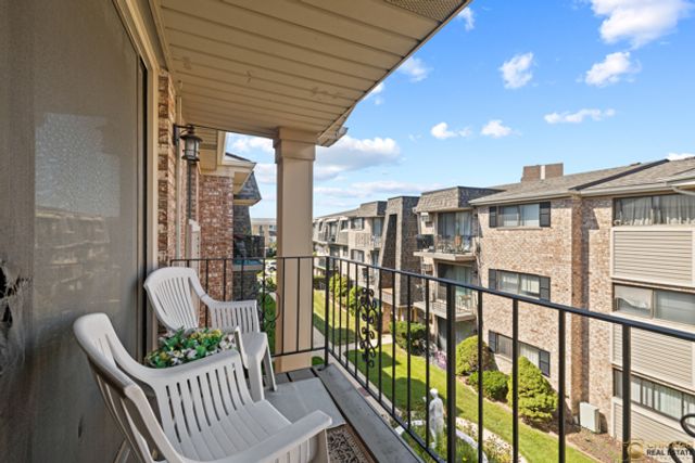 5323 N Delphia Avenue 323W, Chicago, IL 60656