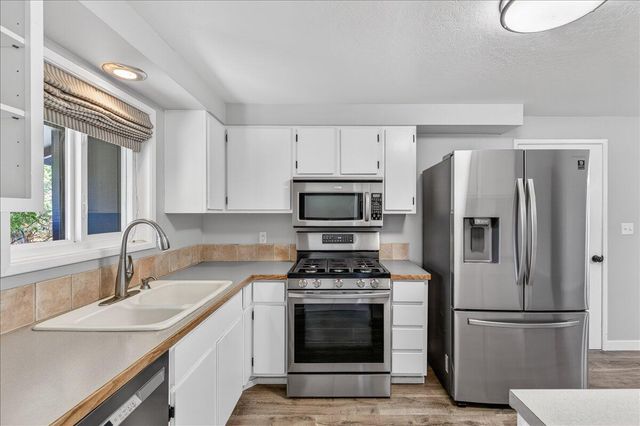 309 N Berkeley Way, Medford, OR 97504