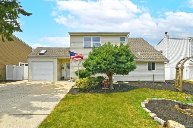 18 Wheelbarrow Lane, Wantagh, NY 11793