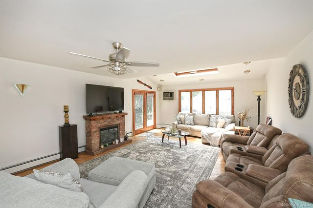 18 Wheelbarrow Lane, Wantagh, NY 11793