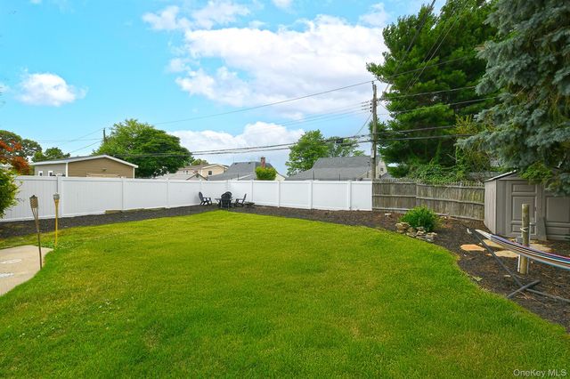 18 Wheelbarrow Lane, Wantagh, NY 11793