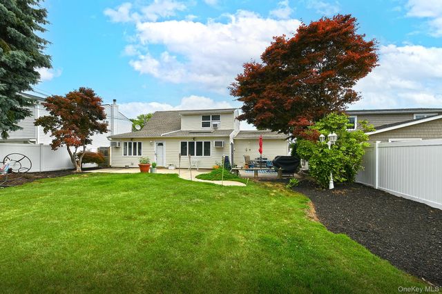 18 Wheelbarrow Lane, Wantagh, NY 11793