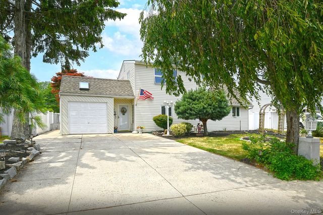18 Wheelbarrow Lane, Wantagh, NY 11793