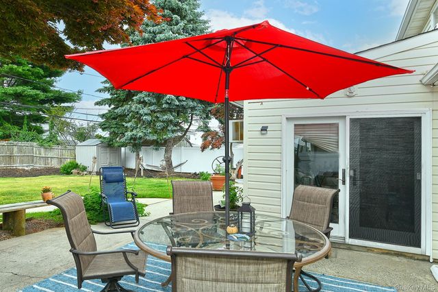 18 Wheelbarrow Lane, Wantagh, NY 11793