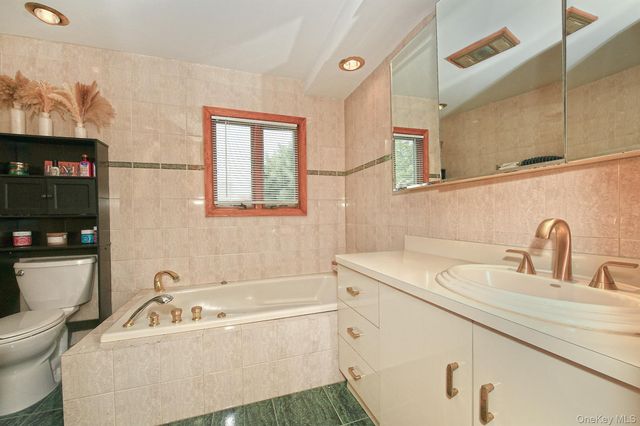 18 Wheelbarrow Lane, Wantagh, NY 11793