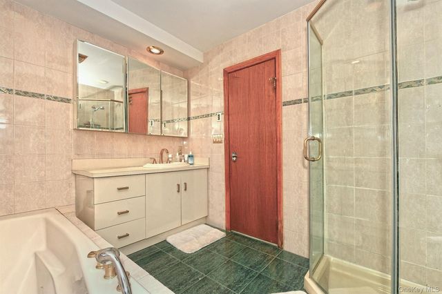 18 Wheelbarrow Lane, Wantagh, NY 11793