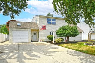 18 Wheelbarrow Lane, Wantagh, NY 11793