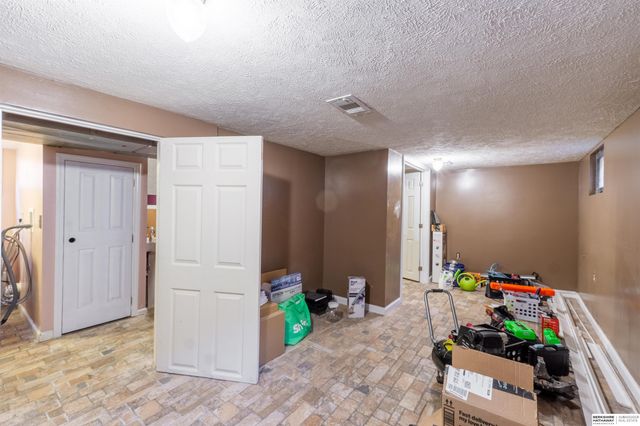 2441 Whitmore Street, Omaha, NE 68112