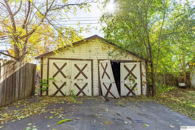 2441 Whitmore Street, Omaha, NE 68112