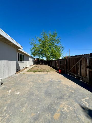 605 N F Street NW, Tulare, CA 93274