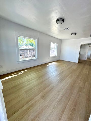 605 N F Street NW, Tulare, CA 93274