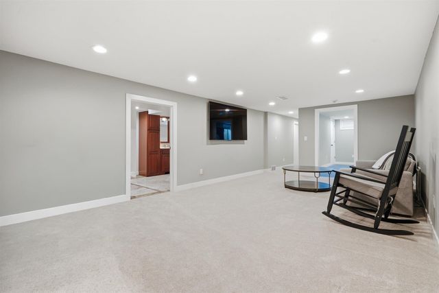 1142 Columbus Drive, Waterloo, IA 50702