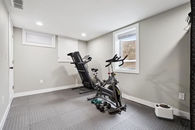 1142 Columbus Drive, Waterloo, IA 50702