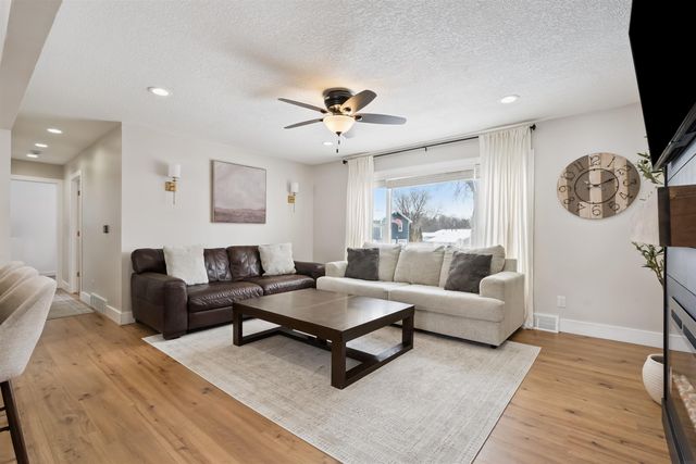 1142 Columbus Drive, Waterloo, IA 50702