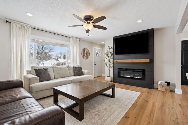 1142 Columbus Drive, Waterloo, IA 50702