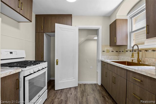 7910 Orchard Avenue, Dearborn, MI 48126