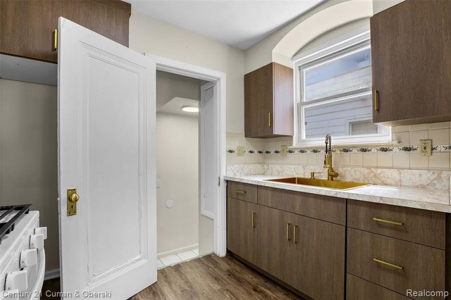 7910 Orchard Avenue, Dearborn, MI 48126