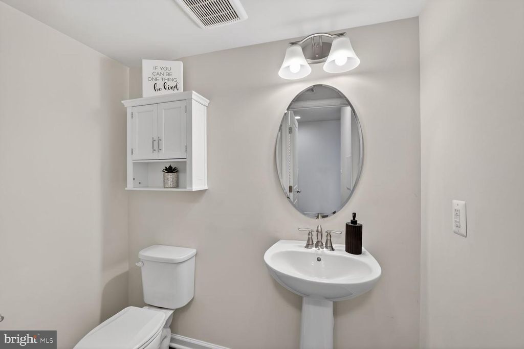 Image 8 of property listing at 15515 SUNNINGDALE PL, Upper Marlboro, MD 20774