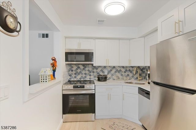 1004 Unicorn Way 2, Clifton City, NJ 07011