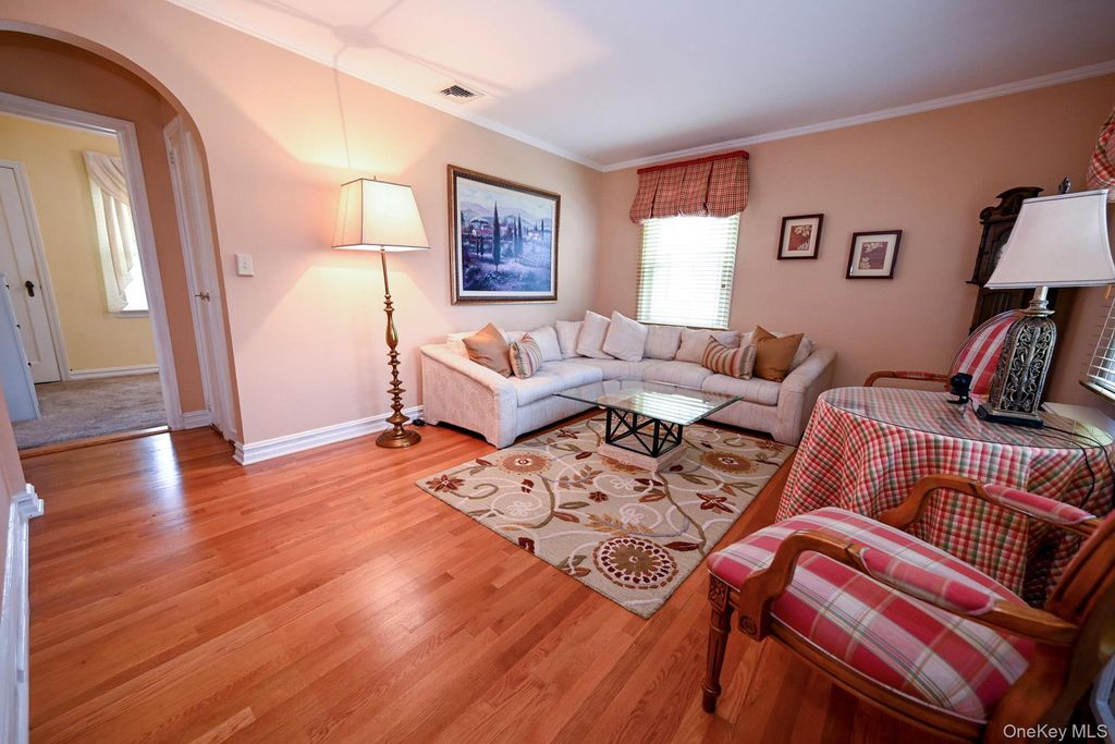 1073 Hancock Avenue, Franklin Square, NY 11010 — photo 3