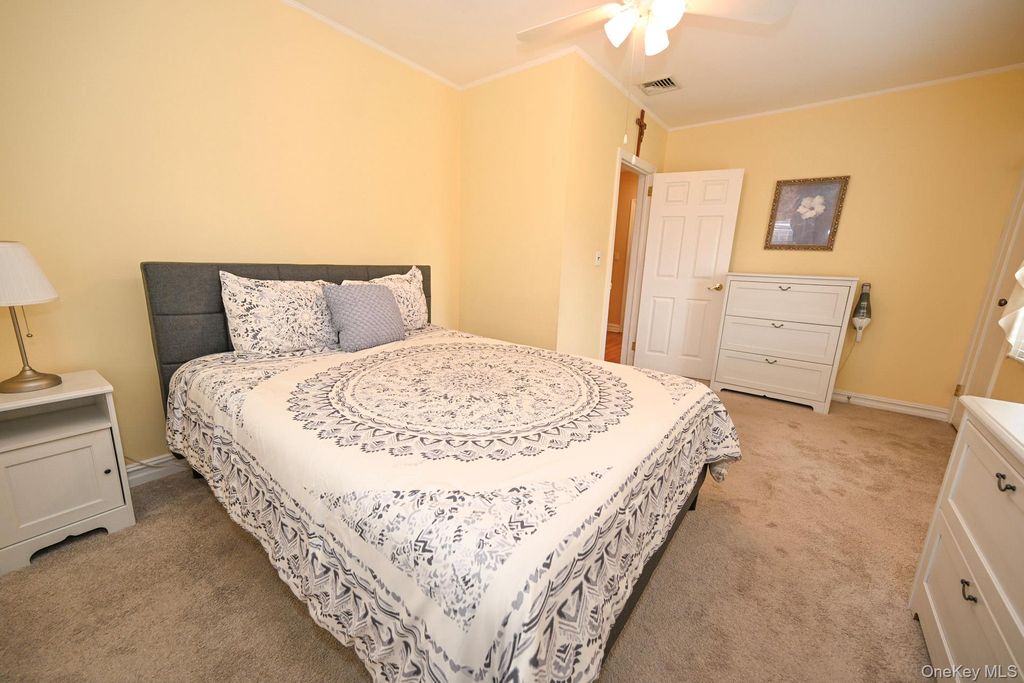 1073 Hancock Avenue, Franklin Square, NY 11010 — photo 5