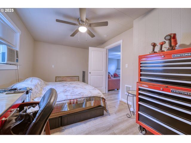 385 N 6TH St, St Helens, OR 97051