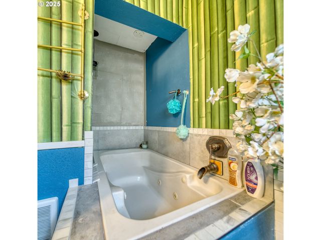 385 N 6TH St, St Helens, OR 97051